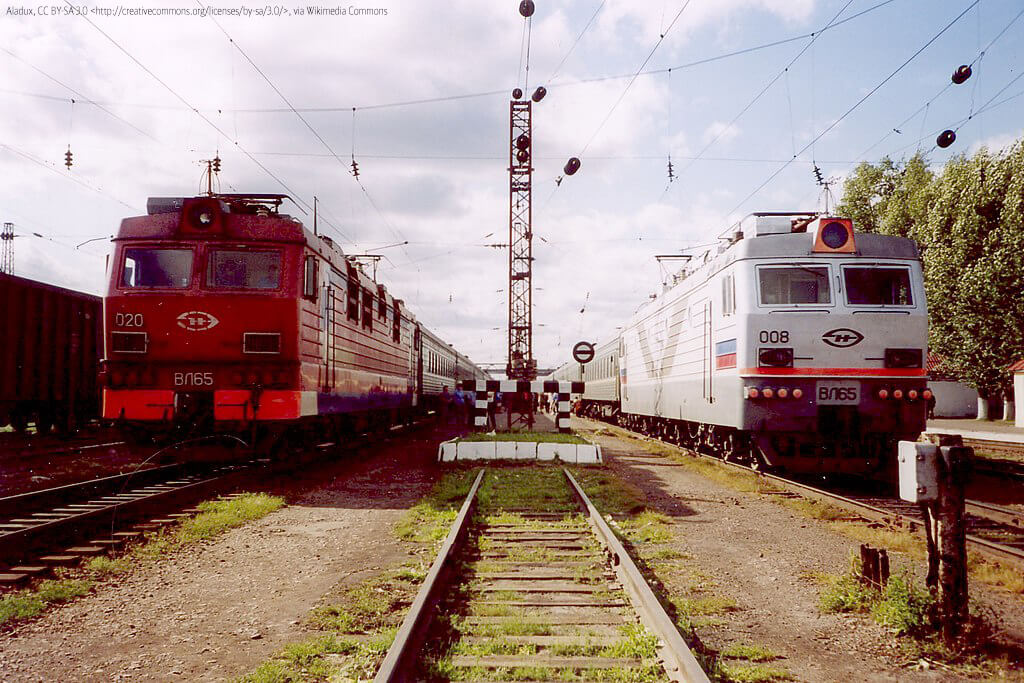 Zwei Züge fahren der Transsibirischen Eisenbahn auf den Gleisen 